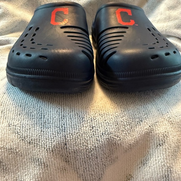 Cleveland Guardians Navy Slip-On Clogs with Red Lettering - Picture 4 of 10